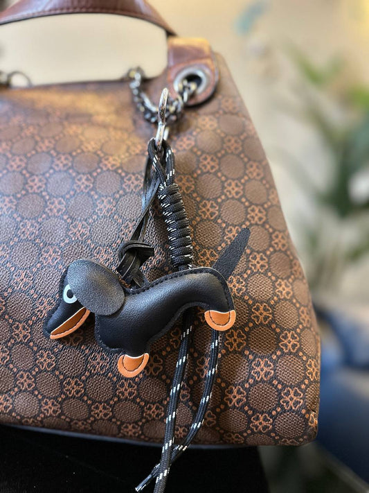 سلسلة مفاتيح مزينة بتعليقة كلب داشهوند