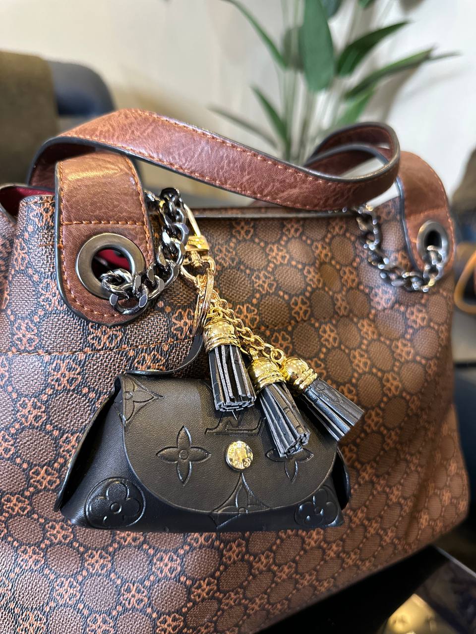 porte monnaie porte cles Avec pompon LV