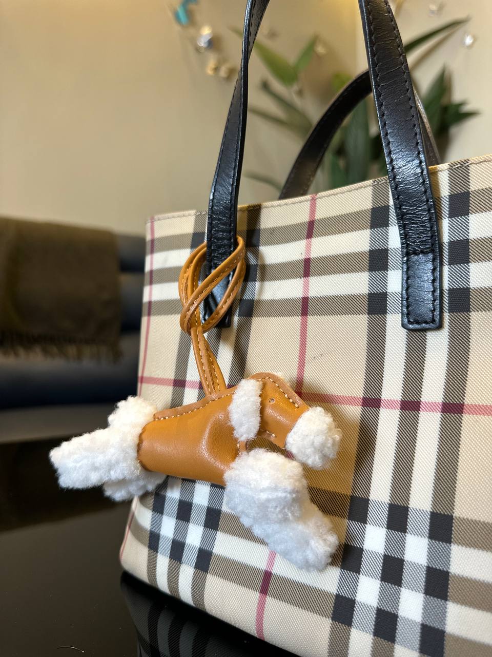 أكسسوار الحقيبة من الجلد للعلامة الايطالية