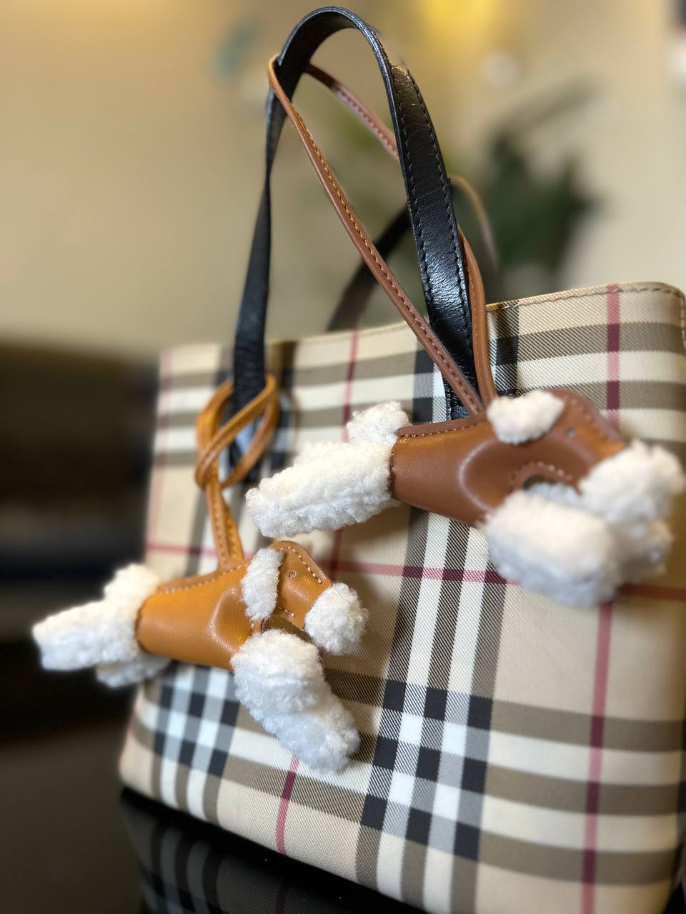 أكسسوار الحقيبة من الجلد للعلامة الايطالية