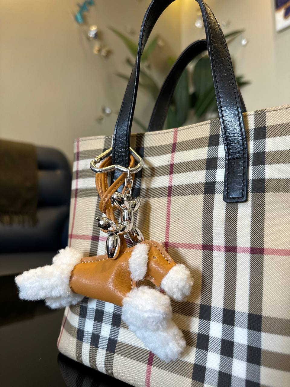 أكسسوار الحقيبة من الجلد للعلامة الايطالية