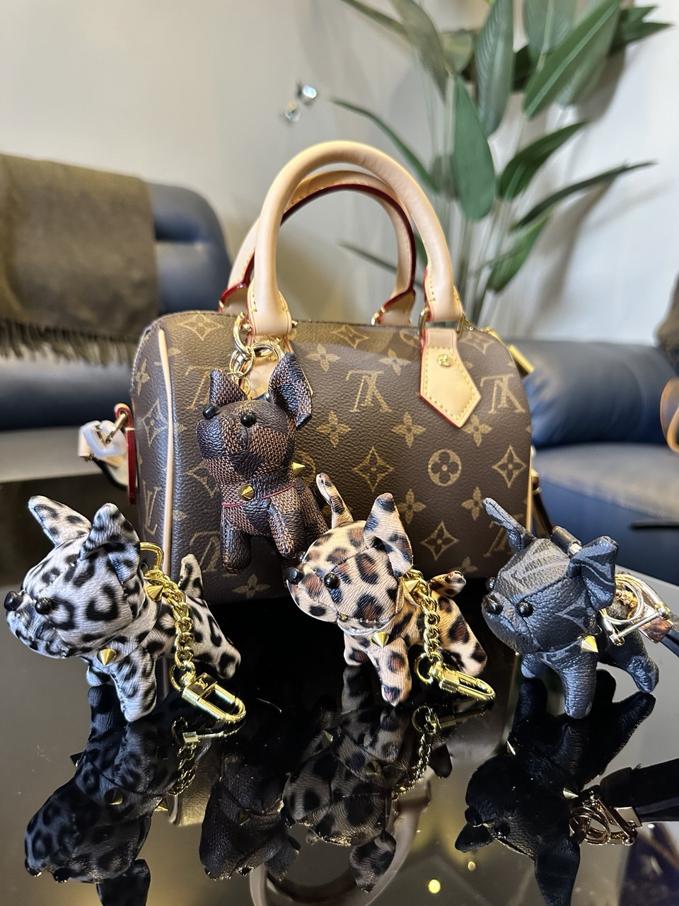 porte-cles ou bijou de sac bouledogue francais LV